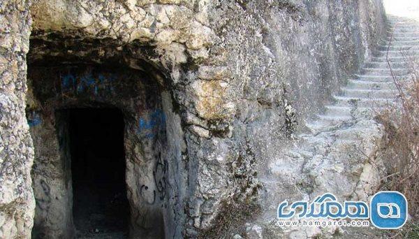 دخمه سنگی فرهاد یکی از جاذبه های گردشگری ماکو به شمار می دخمه سنگی فرهاد یکی از جاذبه های گردشگری ماکو به شمار می رود
